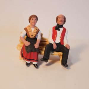 Alsacien et alsacienne assis banc