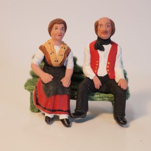 Alsacien et alsacienne assis banc